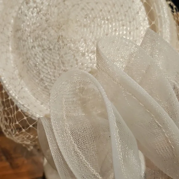 BEAUTIFUL VINTAGE CAPRICE HAT WITH BOW AND VEIL AND A STICK PIN. - Picture 4 of 10